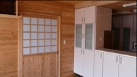 【キッチン･居間】  対面式システムキッチンと 広々空間に居間 